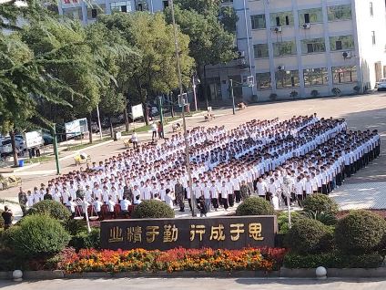 軍訓(xùn)展風(fēng)采 英姿致青春 —記湖北省工業(yè)建筑學(xué)校2021級(jí)新生軍訓(xùn)(圖1)