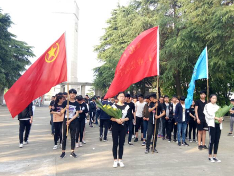 緬懷革命先烈,弘揚愛國主義精神——湖北省工業(yè)建筑學(xué)校清明節(jié)掃墓活動(圖1)