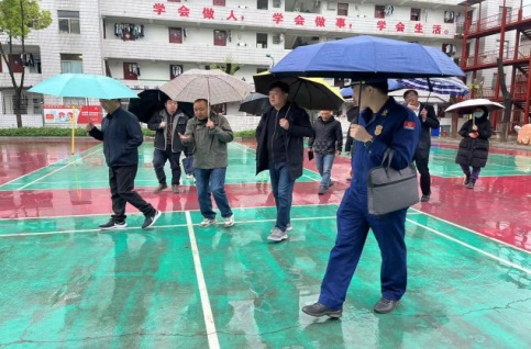 區(qū)領導對工建學校消防安全檢查報道(圖1)