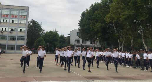 湖北省工業(yè)建筑學(xué)校2018級(jí)新生軍訓(xùn)匯報(bào)表演圓滿結(jié)束(圖2)